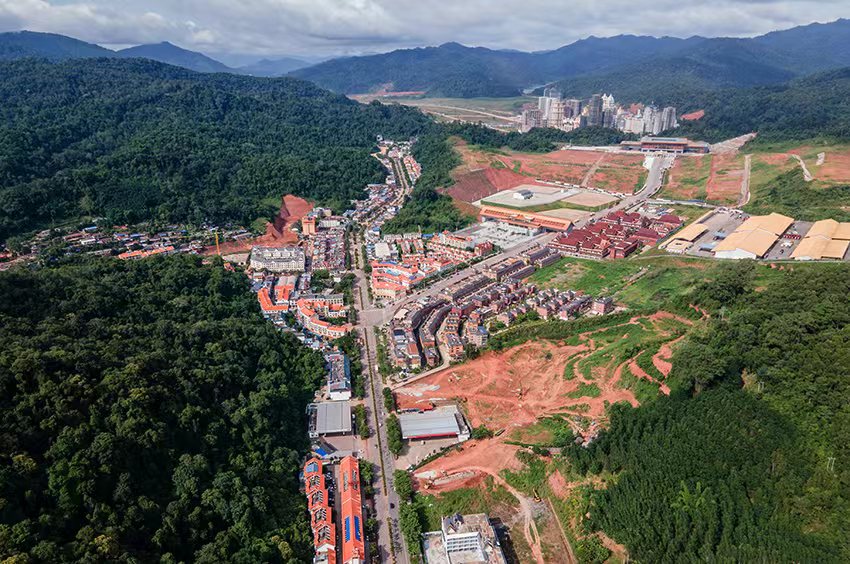 磨憨口岸俯瞰，右前方高層白色建筑群為老撾境內(nèi)。人民網(wǎng)記者 符皓攝
