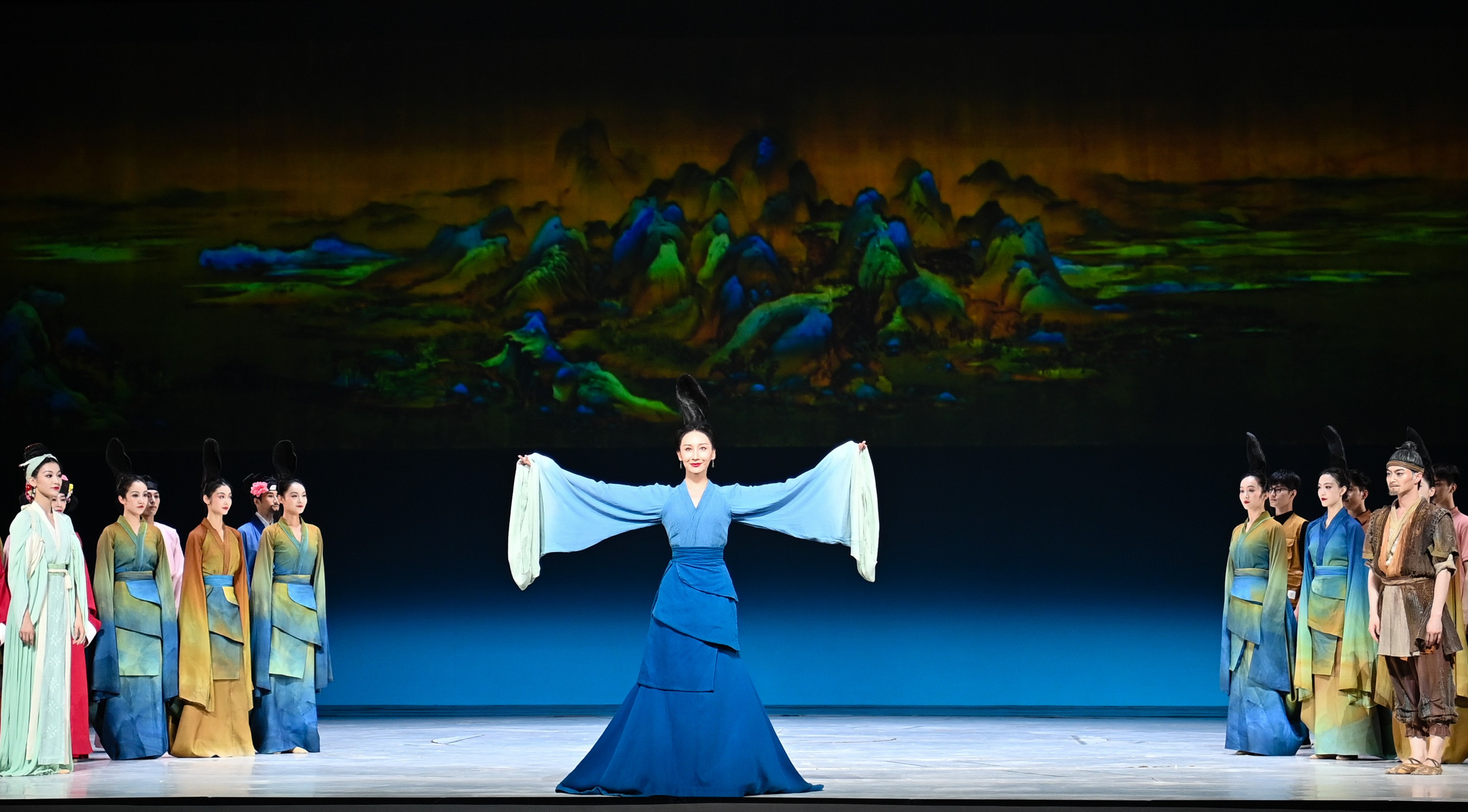 2023年7月20日，中國東方演藝集團(tuán)演員在烏魯木齊文化中心大劇院表演舞蹈詩劇《只此青綠》。新華社記者 李響 攝