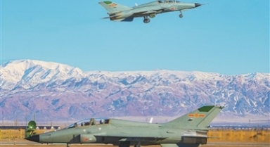 空軍西安飛行學(xué)院某部開展飛行訓(xùn)練